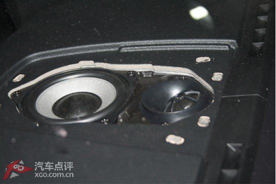 对于音响改装,小弟有一点个人的看法,音乐这个东西就和香水一样,什么是好的什么是不好的,太难界定,比如香味这个东西实在太见仁见智,别人都说好的味道可能你非常不喜欢。音响改装也一样,别人都说这个某个牌子的喇叭好,但可能并不适用于你,他喜欢听摇滚,你喜欢听交响乐,这两种人从穿衣风格都不一样,更别说能施行同样的方案来做音响改装了。至于我自己的车,改音响势在必行,因为宝马它压根就没有高音,虽然本人并非发烧友,但好比炒菜永远给你少放一味调料那样总让你感觉怪怪的。其实我也分不清楚哪个牌子好哪个牌子不好,在坛子里面看了数