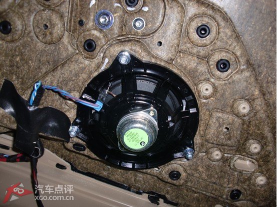 对于音响改装,小弟有一点个人的看法,音乐这个东西就和香水一样,什么是好的什么是不好的,太难界定,比如香味这个东西实在太见仁见智,别人都说好的味道可能你非常不喜欢。音响改装也一样,别人都说这个某个牌子的喇叭好,但可能并不适用于你,他喜欢听摇滚,你喜欢听交响乐,这两种人从穿衣风格都不一样,更别说能施行同样的方案来做音响改装了。至于我自己的车,改音响势在必行,因为宝马它压根就没有高音,虽然本人并非发烧友,但好比炒菜永远给你少放一味调料那样总让你感觉怪怪的。其实我也分不清楚哪个牌子好哪个牌子不好,在坛子里面看了数
