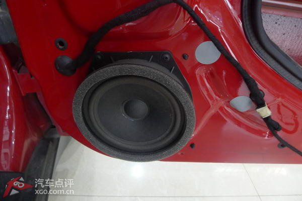 前声场喇叭选择的是欧迪臣AFS1,这是一套十分不错的两分频套装喇叭,适合聆听人声、流行乐曲。原车前声场标配的虽然也是两分频套装喇叭,但喇叭的综合质素不能与欧迪臣AFS1相提并论,功率和声音的清晰度等,原车喇叭都要逊色不少,更别谈个性化特点了。后声场喇叭选择的是一对劲浪同轴喇叭,作为整个声场的补充部分。整个系统用一台萨迪四路功放SA-85.