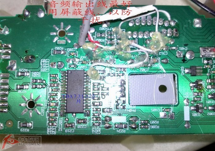 史无前例-赛欧收音机主机加装TDA7850功放板,全程图解!这里要特别说明一下,需要用美工刀将喇叭输出端与电路板的走线切断!就是与灰黑,黑,绿黑,黑,这四根线焊接的那四个点,和这四个点相连接的线路用美工刀切断!保证功放板放大的信号直接通过这四根线输出到喇叭,和原主机上没有任何连接,如果不切断会引起TDA7850输出短路保护!音量大的时候就会发生这种现象!或者把这四根线直接接到喇叭线上,不接到原主机电路板上!(特此说明2011-2-14)