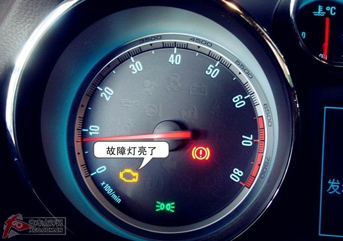 ===========突袭网收集的解决方案如下=========== 解决方案1: 1、发动机电脑中包括一个内置故障自诊断系统,可检测发动机电控系统中的故障,当检查到故障时,发动机电脑将故障以故障码的形式存储在存储器中,并点亮组合仪表上的发动机故障警告灯(检查警告灯),此时可按以下方法进行检查。 2、将点火开关接通(置于ON位置),不起动发动机。观察仪表板上的发动机故障警告灯(检查警告灯),该灯应点亮。起动发动机后,仪表板上的发动机故障警告灯应熄灭。如果发动机故障警告灯仍然亮着,则说明故障自诊断系统已检