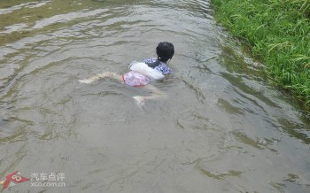 酷暑难挡 带一帮野孩子去玩水